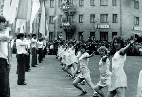 На фотоснимке – на площади города Гагарина открытие мероприятий, посвященных Первомаю (70-80-е годы 20 века)