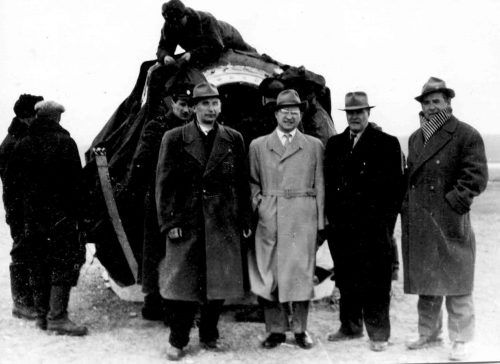 Д.И. Козлов (второй слева) возле спускаемого аппарата Ю.А. Гагарина. 12 апреля 1961 г.
