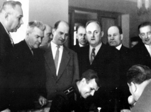 Ю.А. Гагарин раздает автографы после своего полёта. Третий слева – Д.И. Козлов. 13 апреля 1961 г.