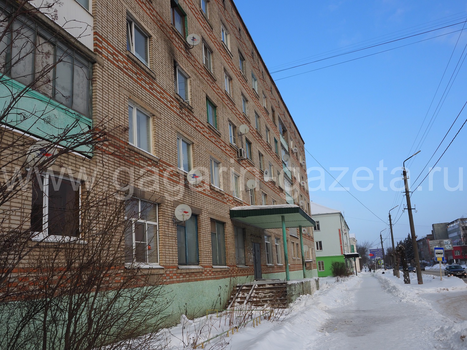 В Гагарине из-за горящей входной двери в квартиру эвакуировали жильцов трёх  этажей